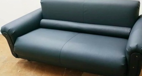 Обивка дивана на дому. Черноголовка