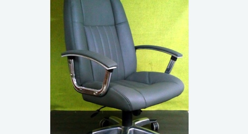 Перетяжка офисного кресла кожей. Черноголовка